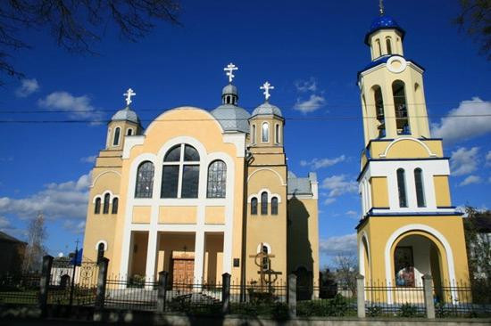 Chervonohrad旅游景点-Church of the Holy Apostles Peter and Paul