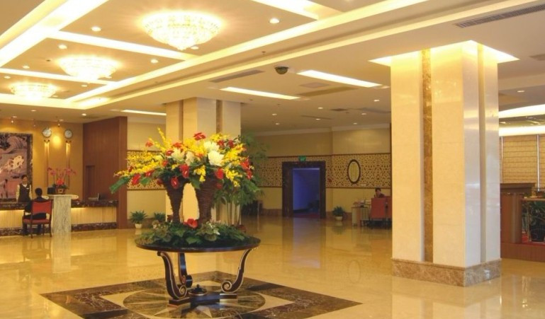 欧宝大酒店主图