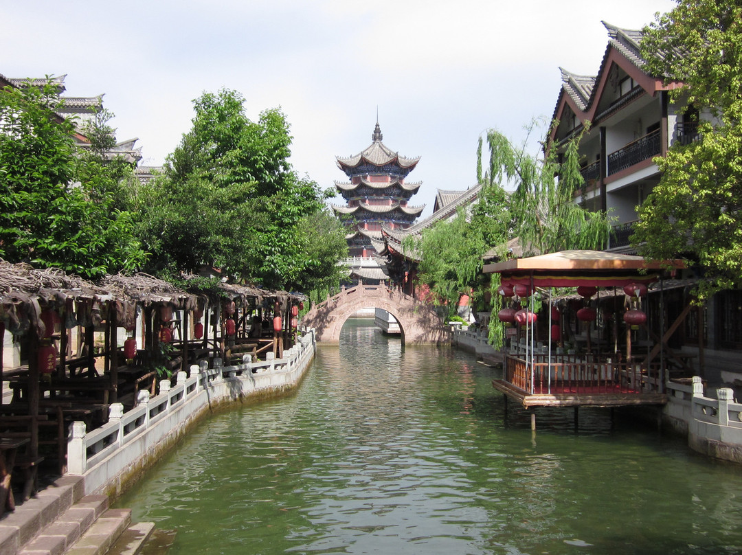 彝人古镇大酒店主图