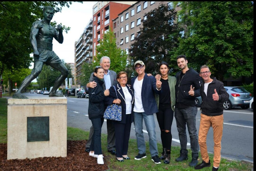 Jean-Claude Van Damme Statue-Anderlecht必去景点