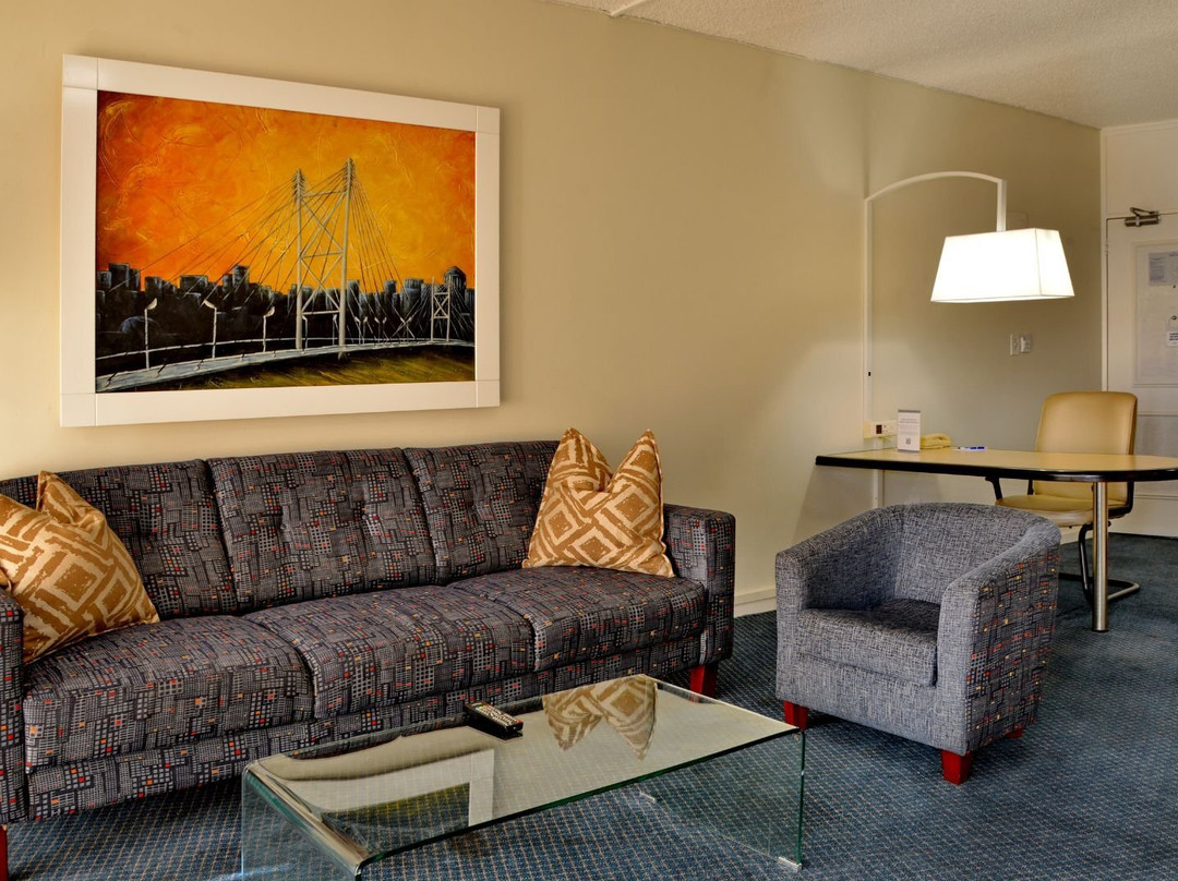 帕克通尼安普罗提全套房酒店主图