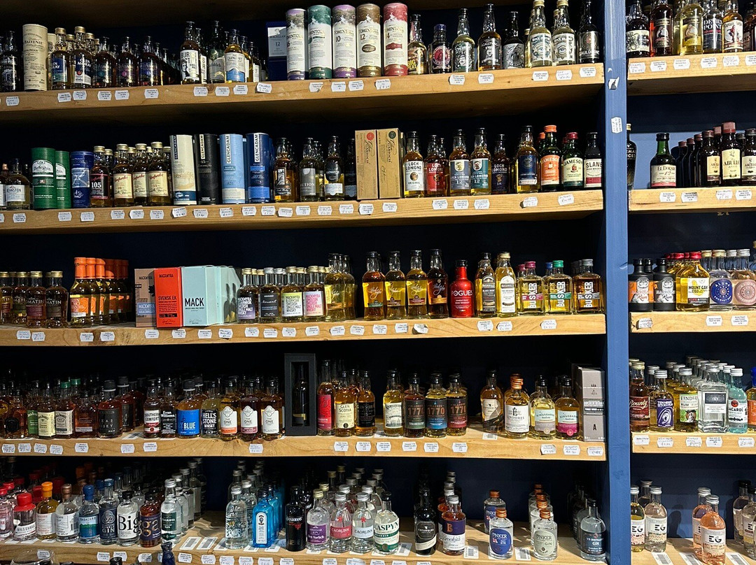 Isla's Bar, The Little Whisky Shop景点图片