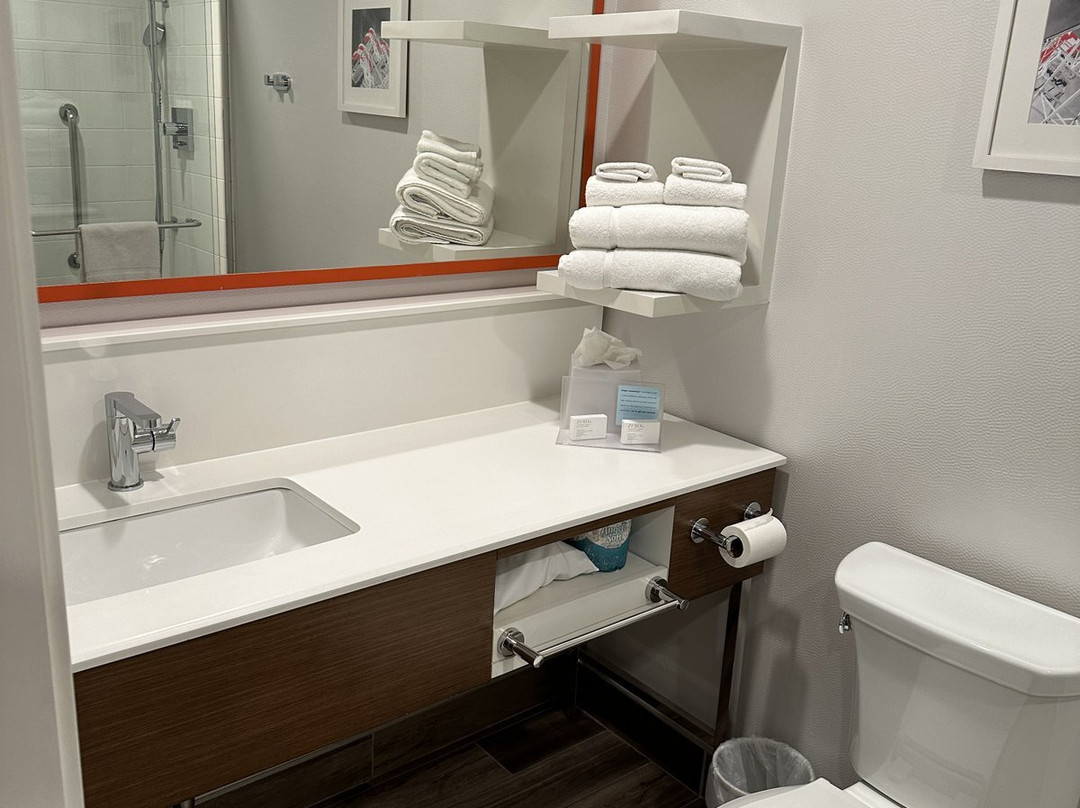 探索王国贝斯特韦斯特旅馆&套房酒店主图