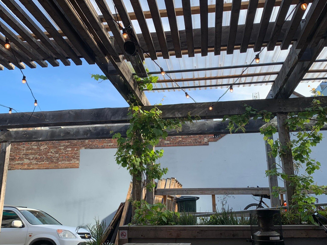 Lou's Pizza And Wine