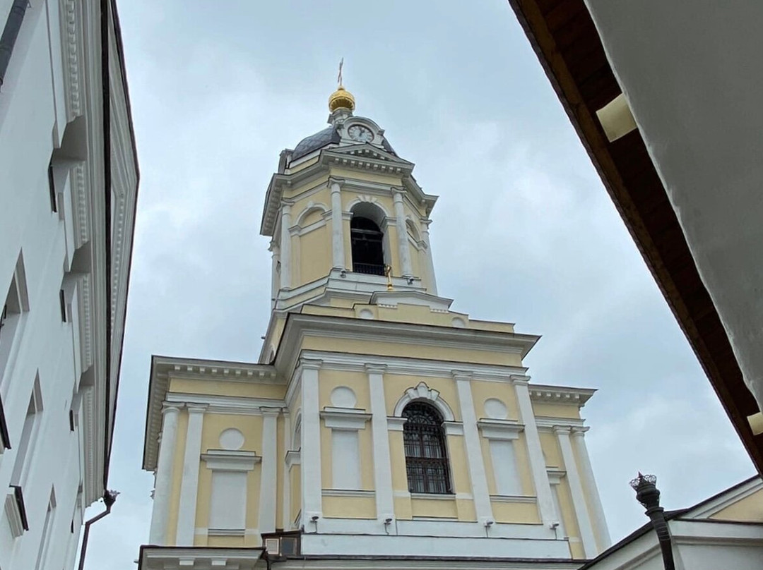 Tryokh Svyatiteley Velikikh Nadvratnaya Church-Serpukhov必去景点