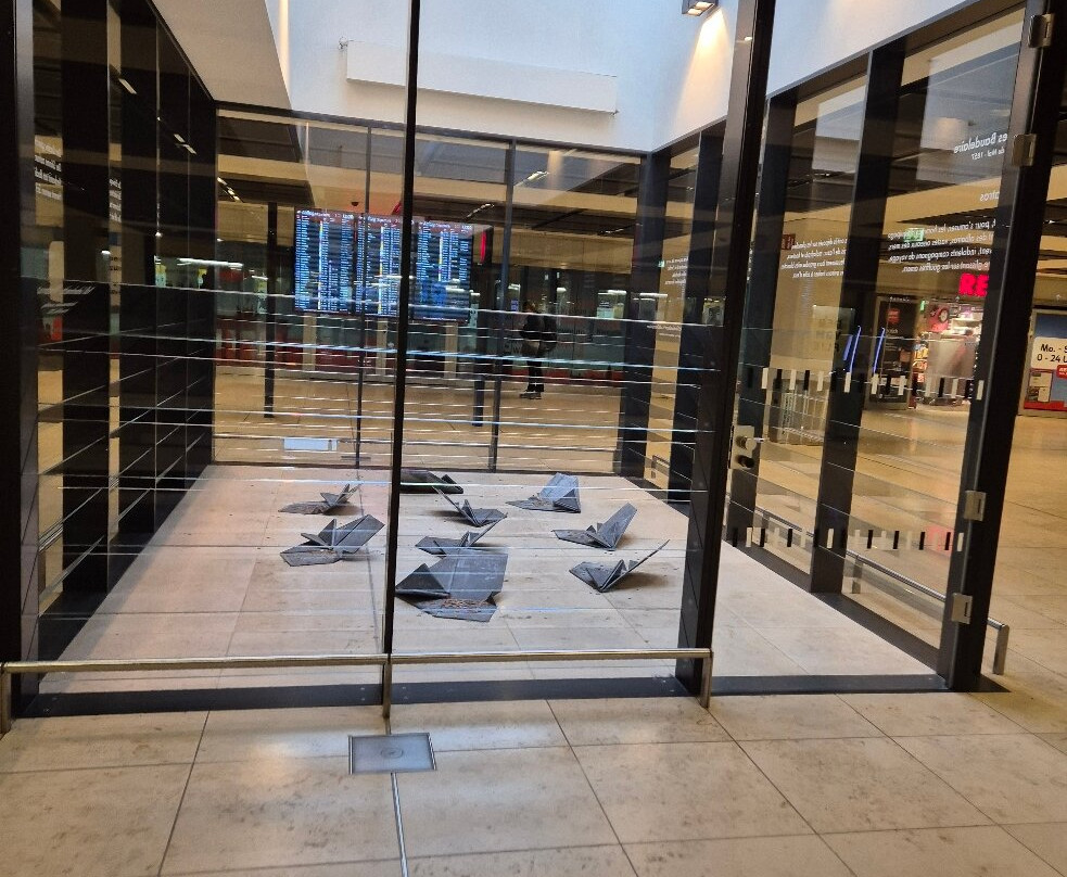 Paper Aircraft Statues景点图片