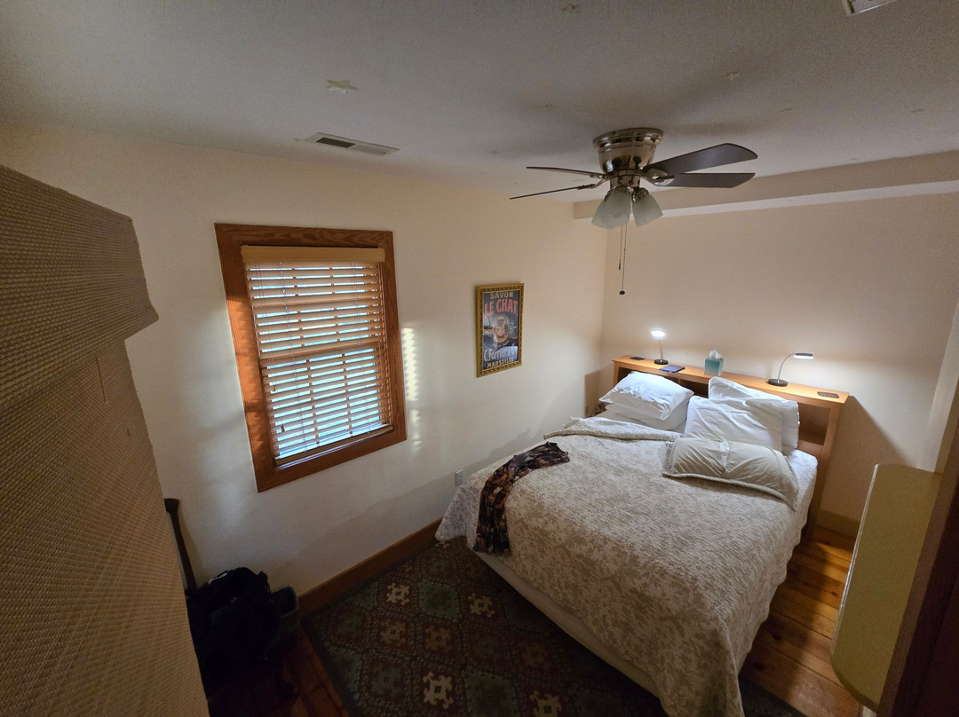 Hopkins Ordinary Bed & Breakfast主图