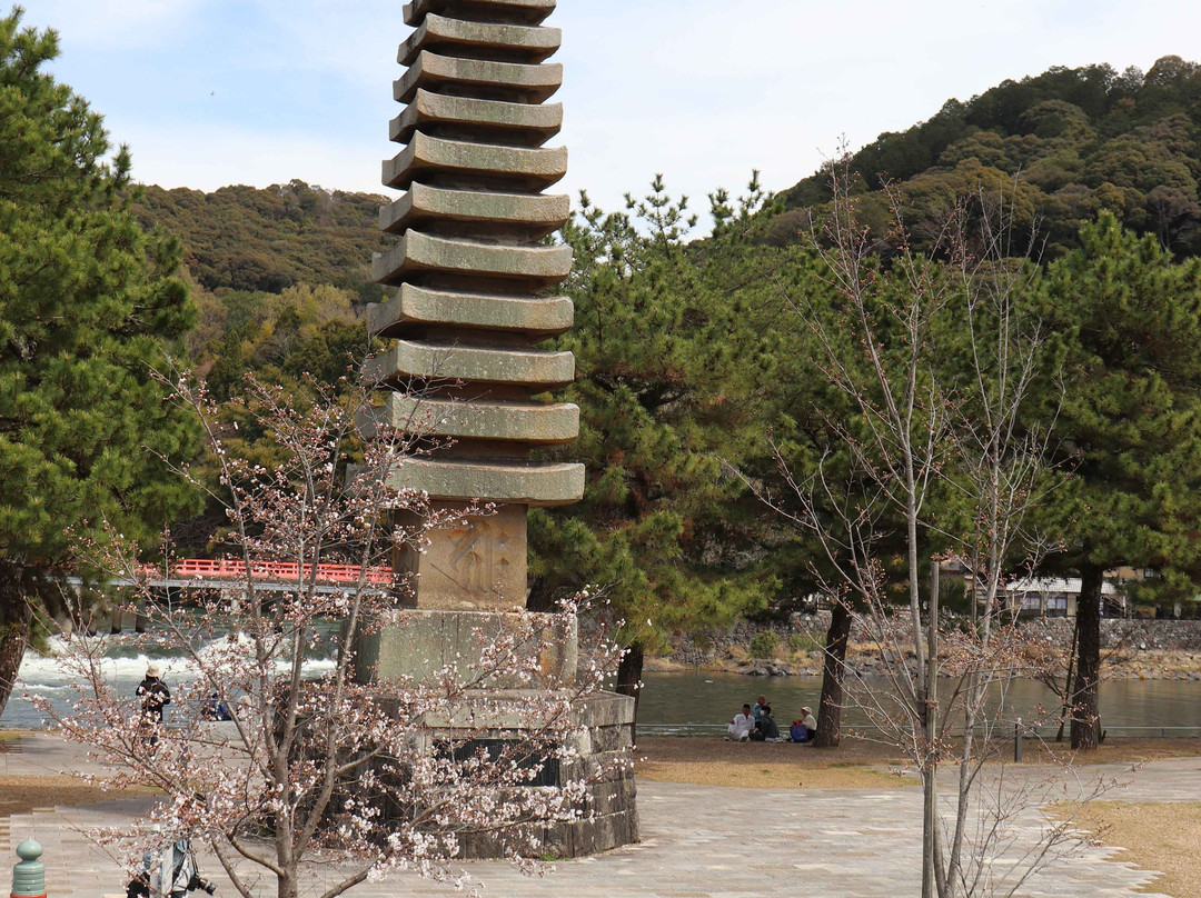 Thirteen Story Stone Pagoda-宇治市必去景点
