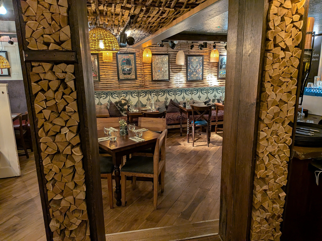 Charming Bedrooms at the Swan Inn Chiddingfold主图