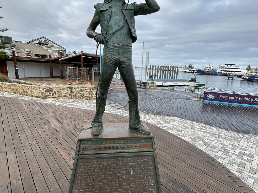Bon Scott Statue-弗里曼特尔必去景点