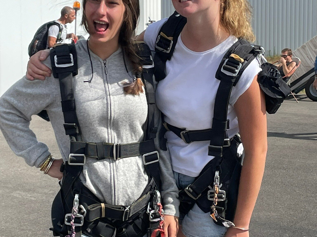 Vertical T'air Parachutisme-拉泰斯特德比克必去景点