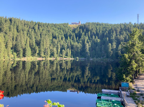 蒙梅尔湖山区酒店主图