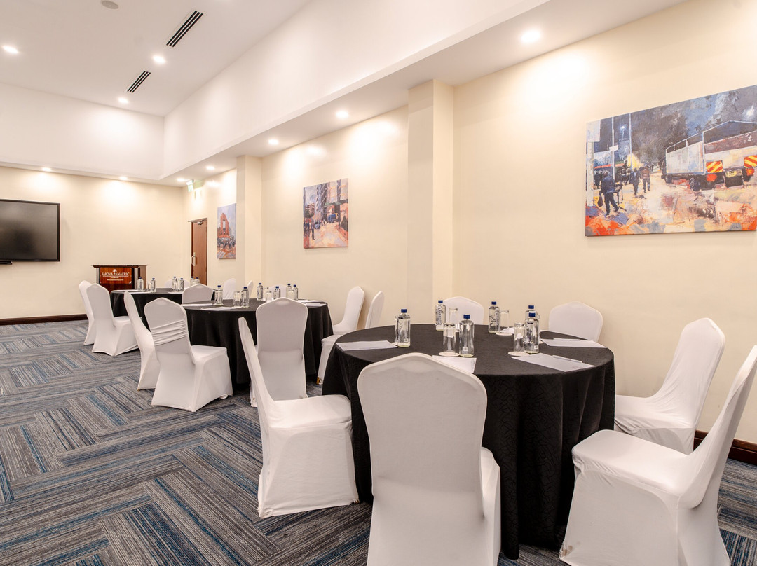 萨洛瓦帕纳弗里克酒店主图