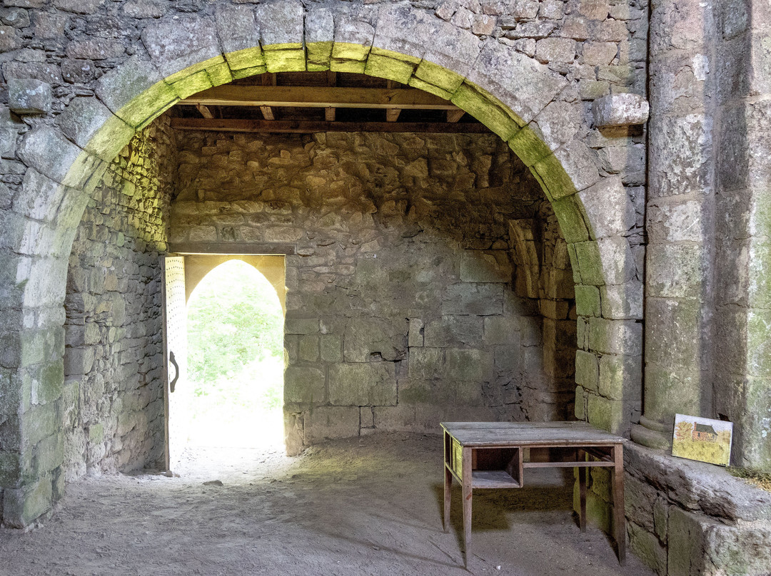 Ruines Vieille Église-Saint-Pantaleon-de-Lapleau必去景点