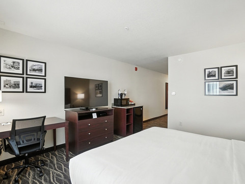 Cobblestone Hotel & Suites - Bellefontaine