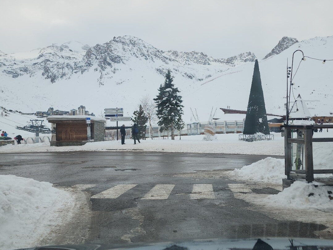 雷福斯酒店主图