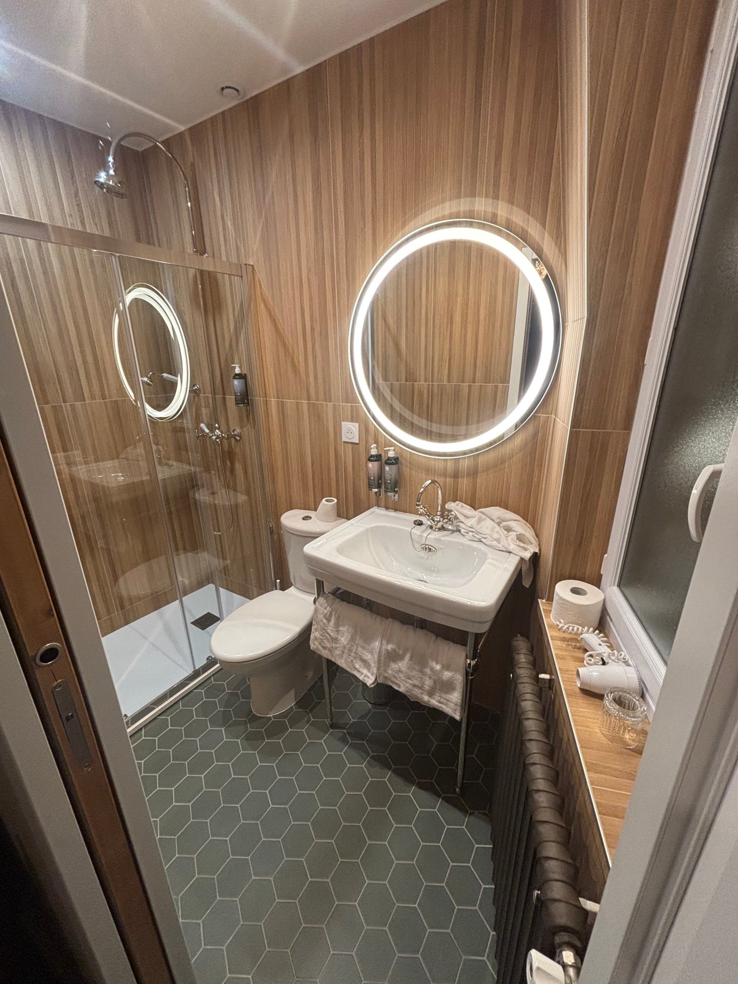 德安勒特酒店-浴室