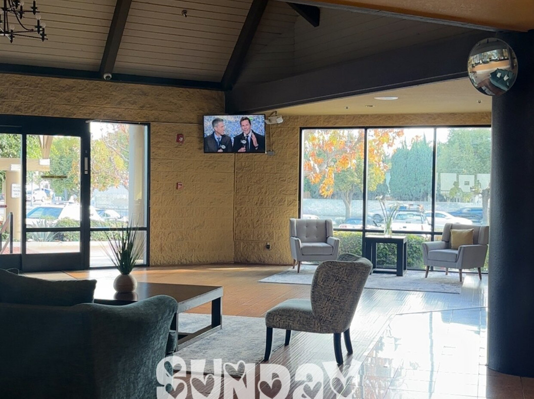 福乐顿戴斯套房酒店主图