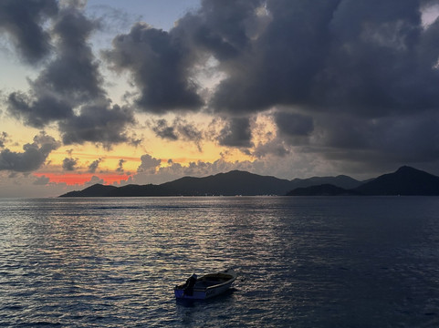 拉迪格航海海滨酒店主图