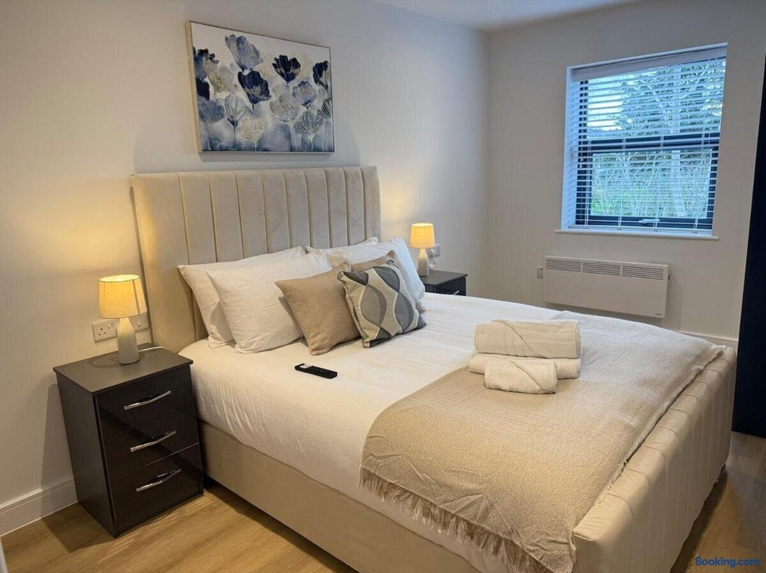 Sale Road Serviced Apartments Near Airport & Trafford Centre