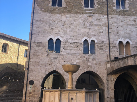 Fontana Monumentale Di Piazza-Limigiano必去景点