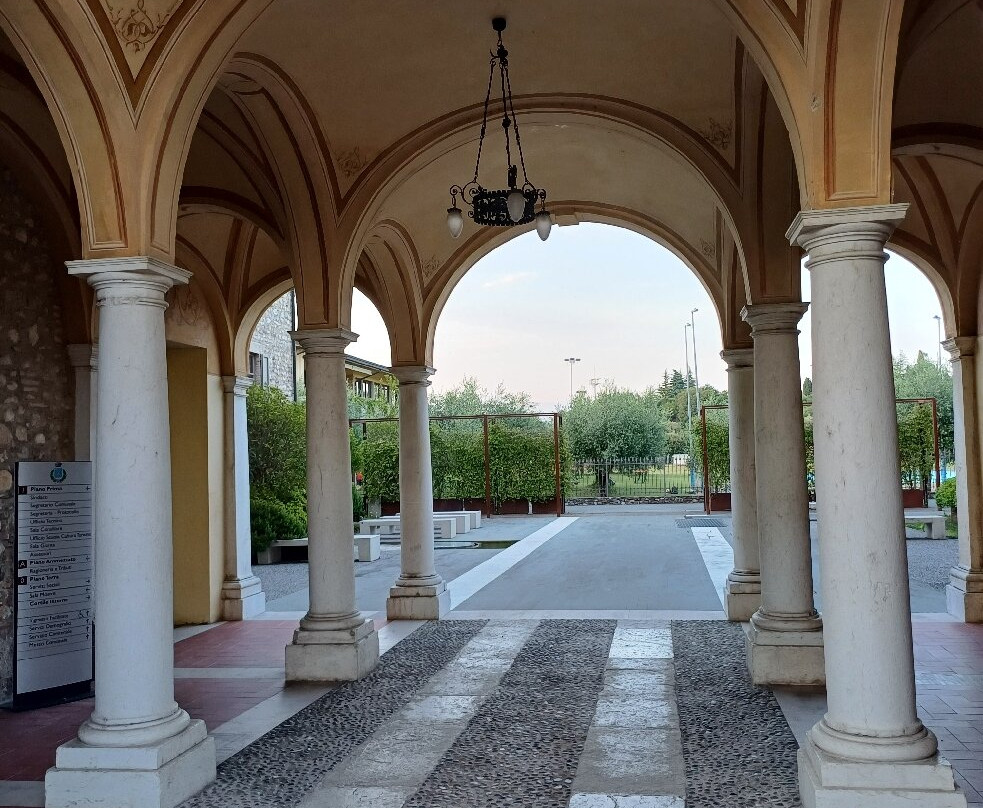 Palazzo Barbieri-Padenghe sul Garda必去景点