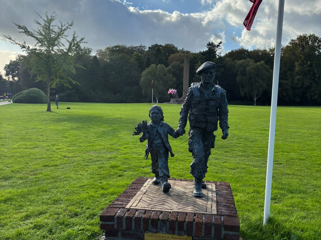Soldaat met bloemenmeisje Monument-Oosterbeek必去景点