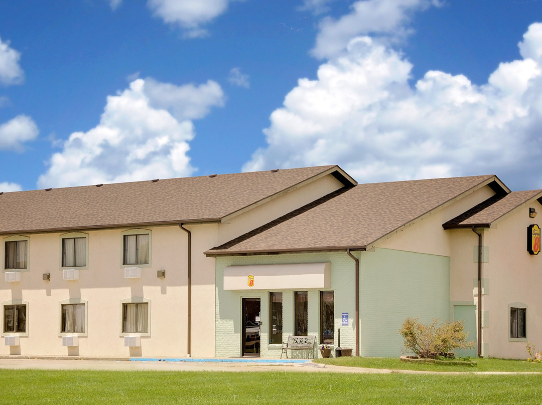 Super 8 by Wyndham Marshall