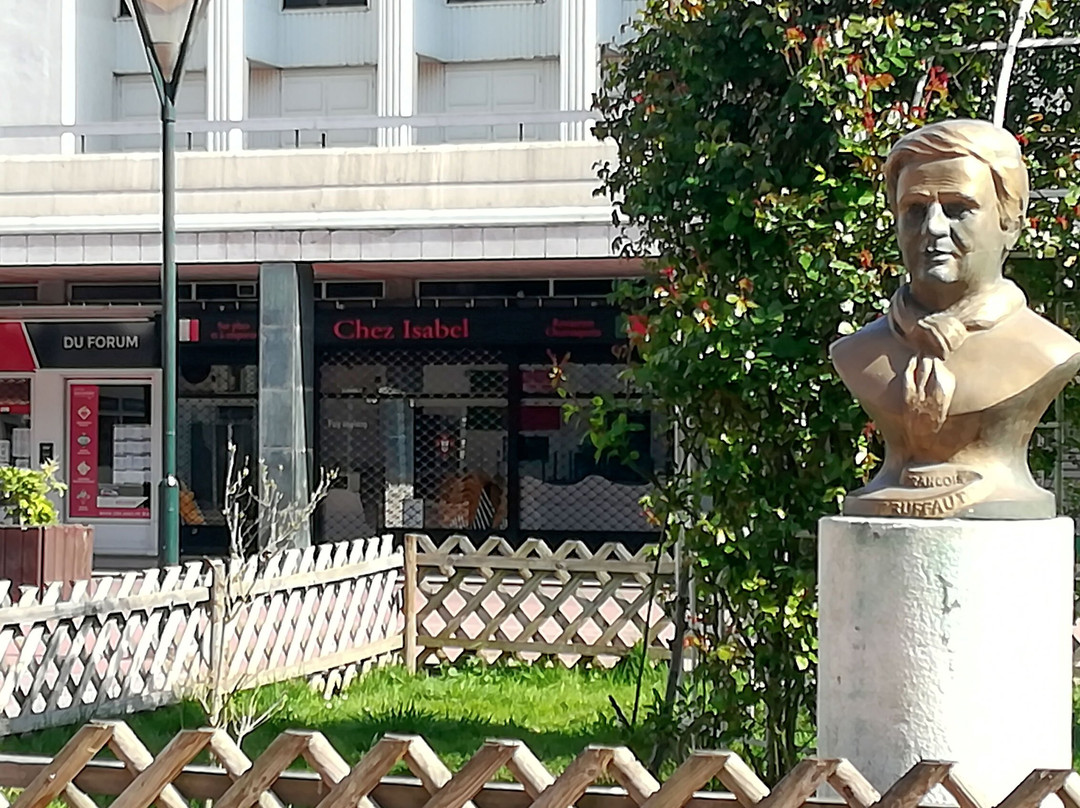 Monument Buste De François Truffaut-Saint Gratien必去景点