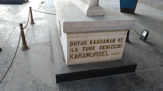 Karamursel Bey Anit Mezari景点图片