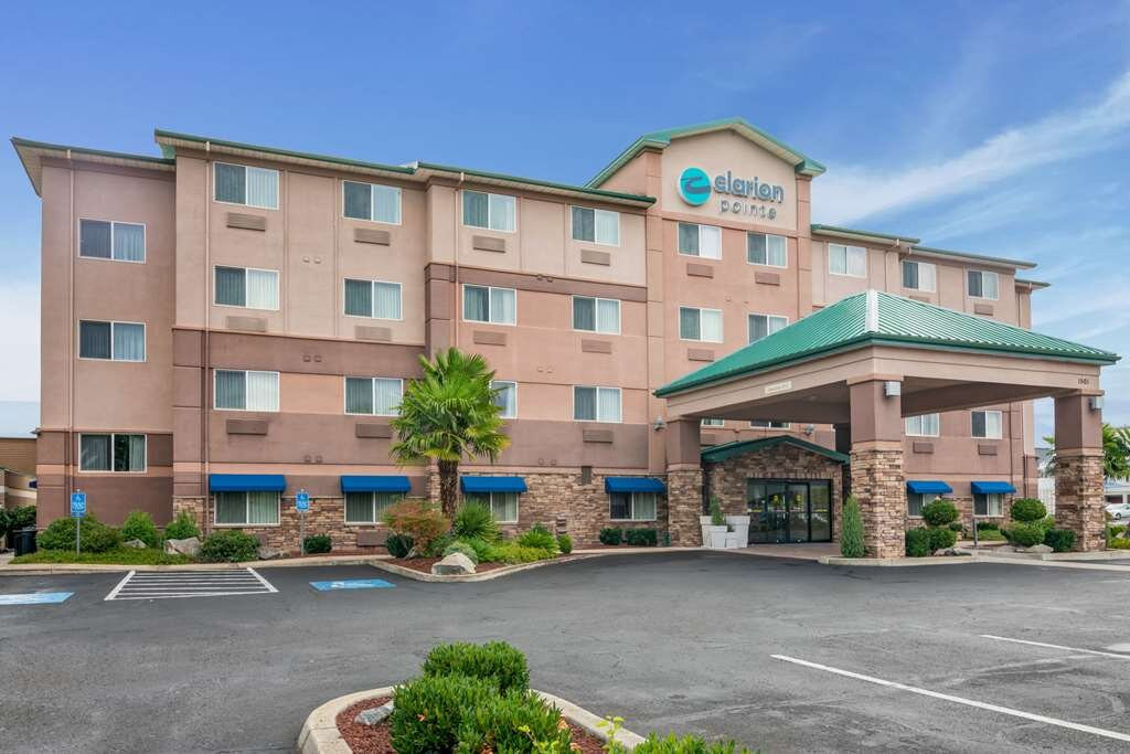 Clarion Pointe Inn & Suites