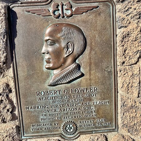 Robert G. Fowler Statue景点图片