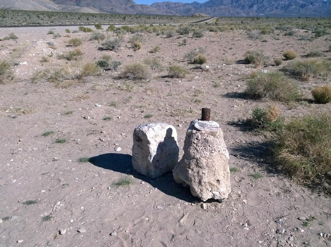 Hiko旅游景点-The Black Mailbox
