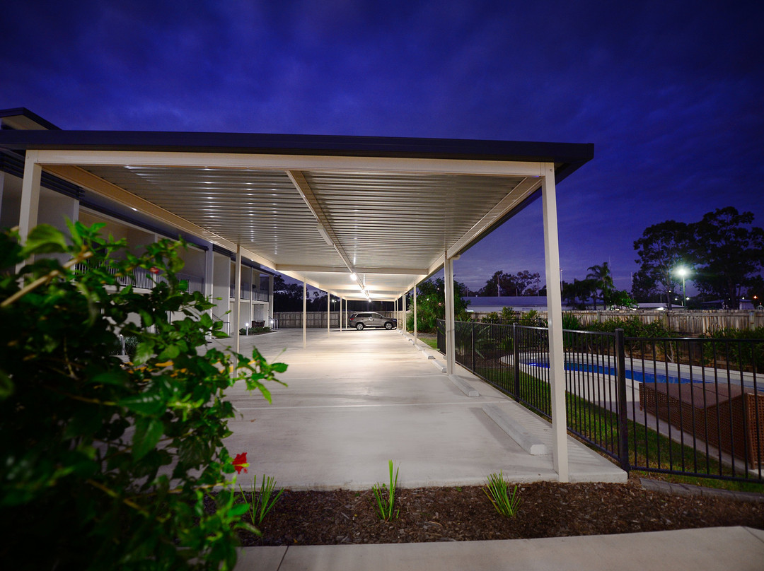 米德尔芒特盛橡套房酒店主图