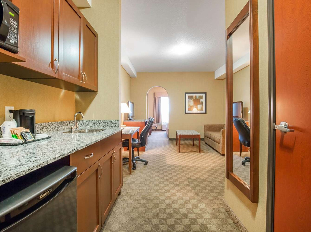 Comfort Inn & Suites主图