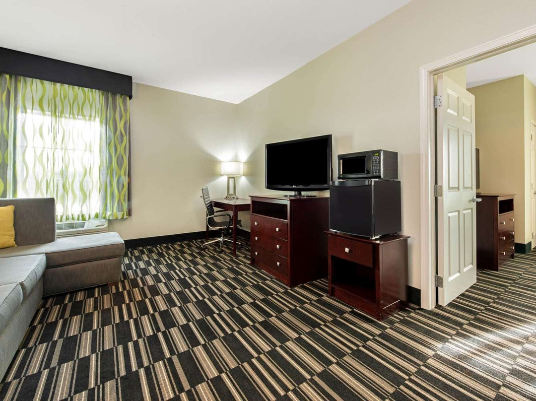 La Quinta Inn & Suites by Wyndham Bridge City主图