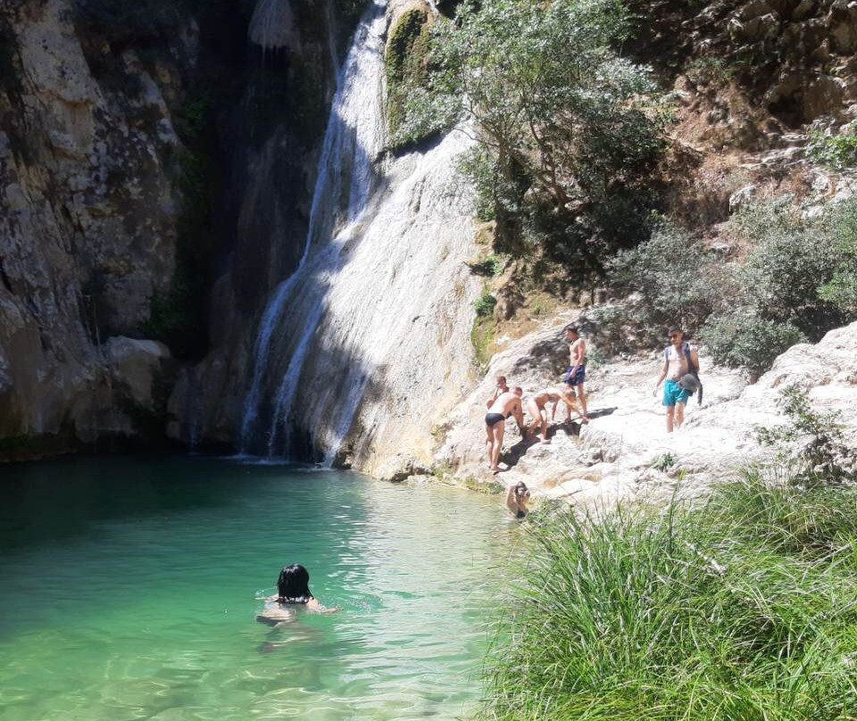 Polylimnio Waterfall-Charavgi必去景点