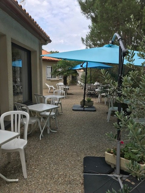 乐厄隆酒店主图