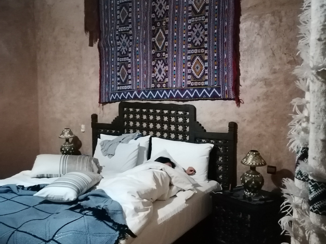 黑玫瑰酒店主图