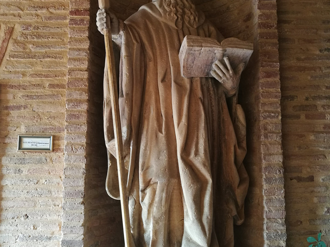 Monasterio de Santa Cruz-Sahagun必去景点