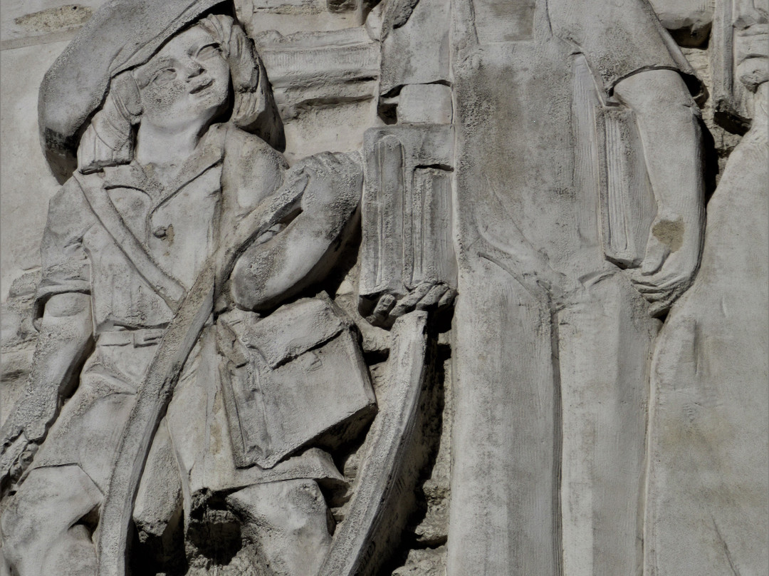 Bas-relief signalant l'entrée de l'école de garçons-Romainville必去景点