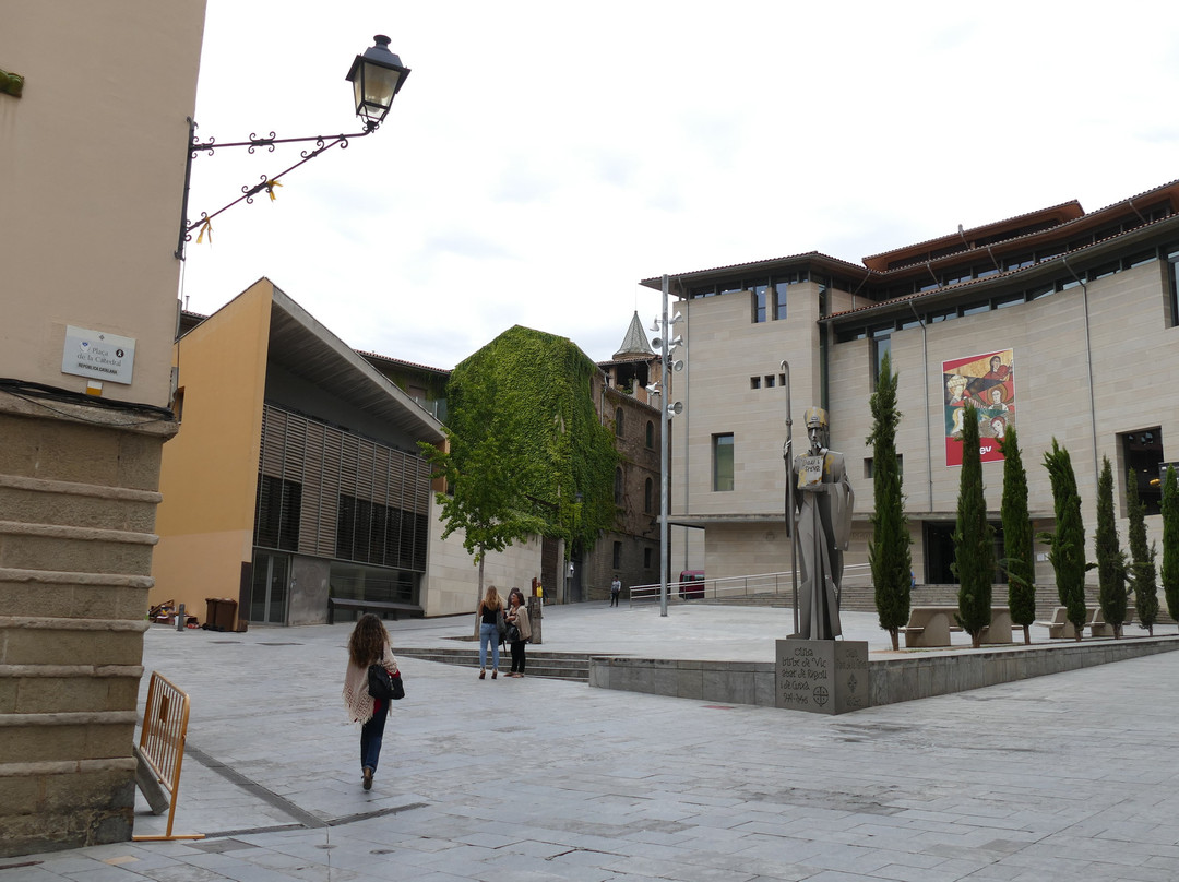 Monument a l'abat Oliba a Vic-维克必去景点