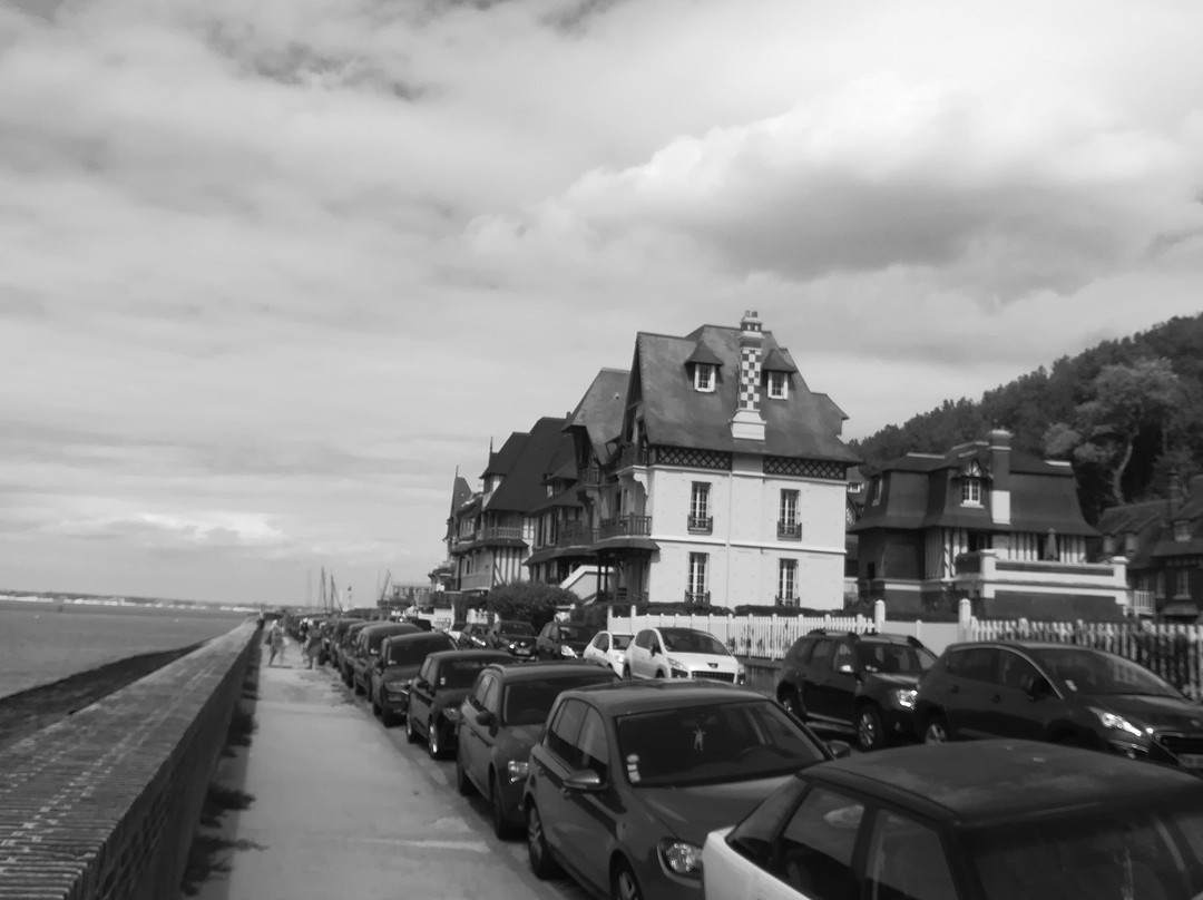 Grande Plage de Trouville-特鲁维尔海滨城必去景点