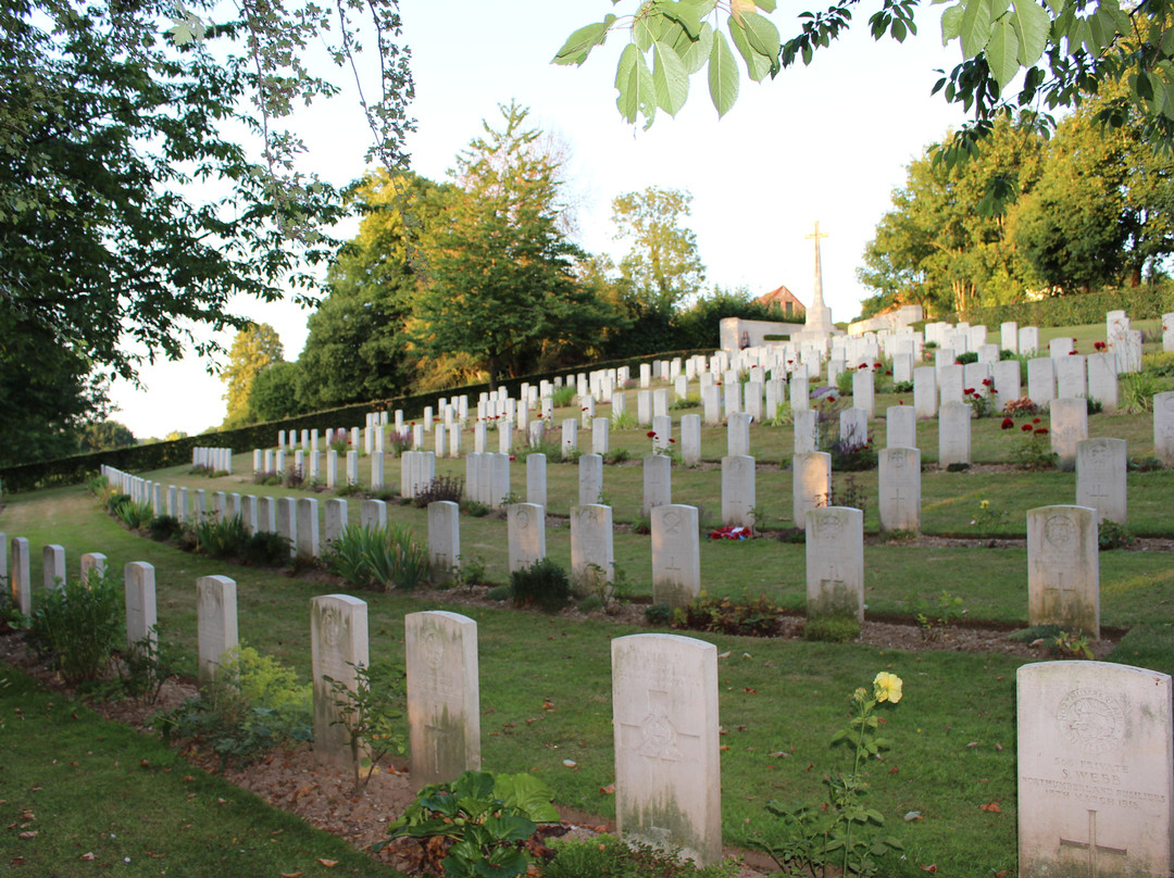 Authuille Military Cemetery景点图片