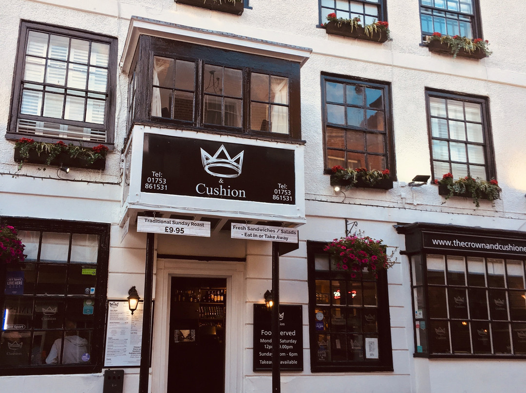 皇冠和靠垫酒店主图