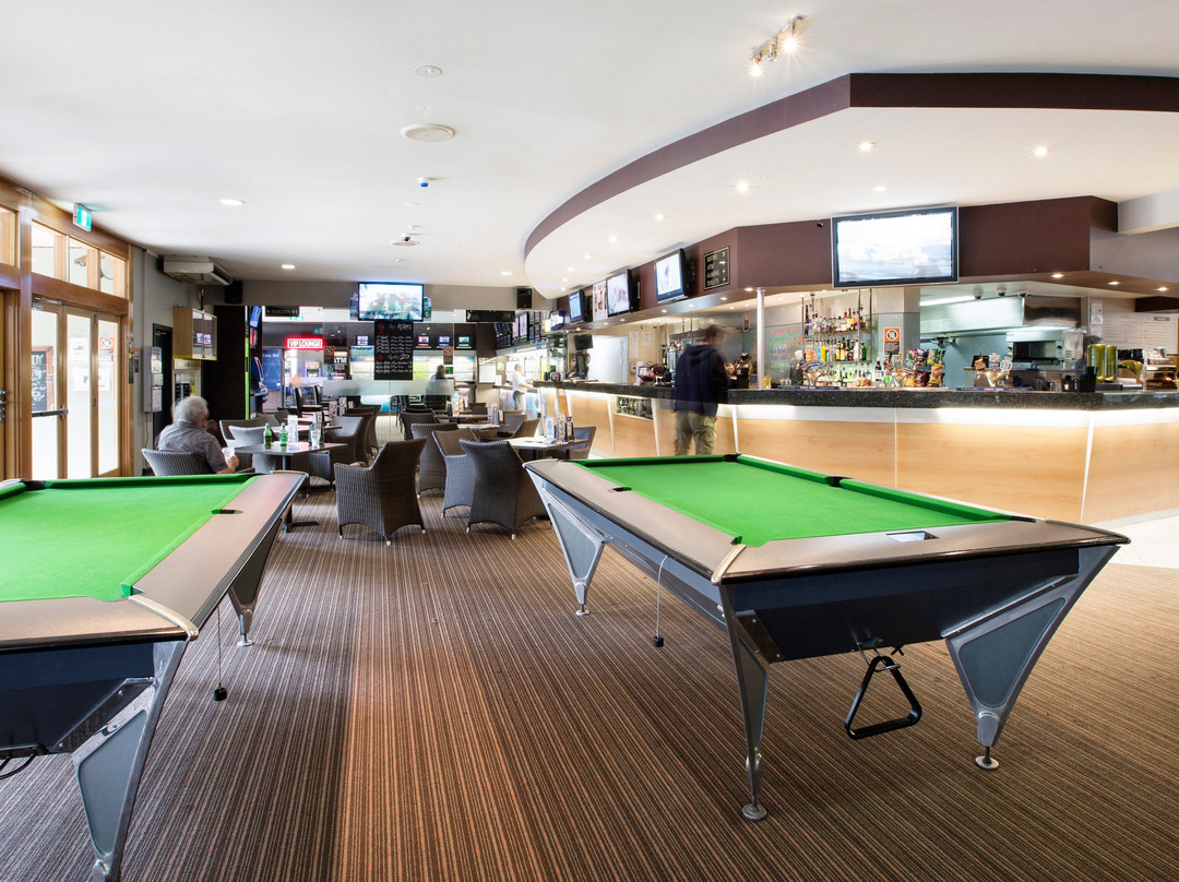 Nightcap at High Flyer Hotel主图