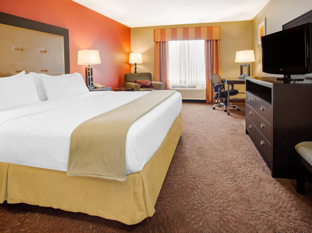 曼西快捷假日套房酒店主图