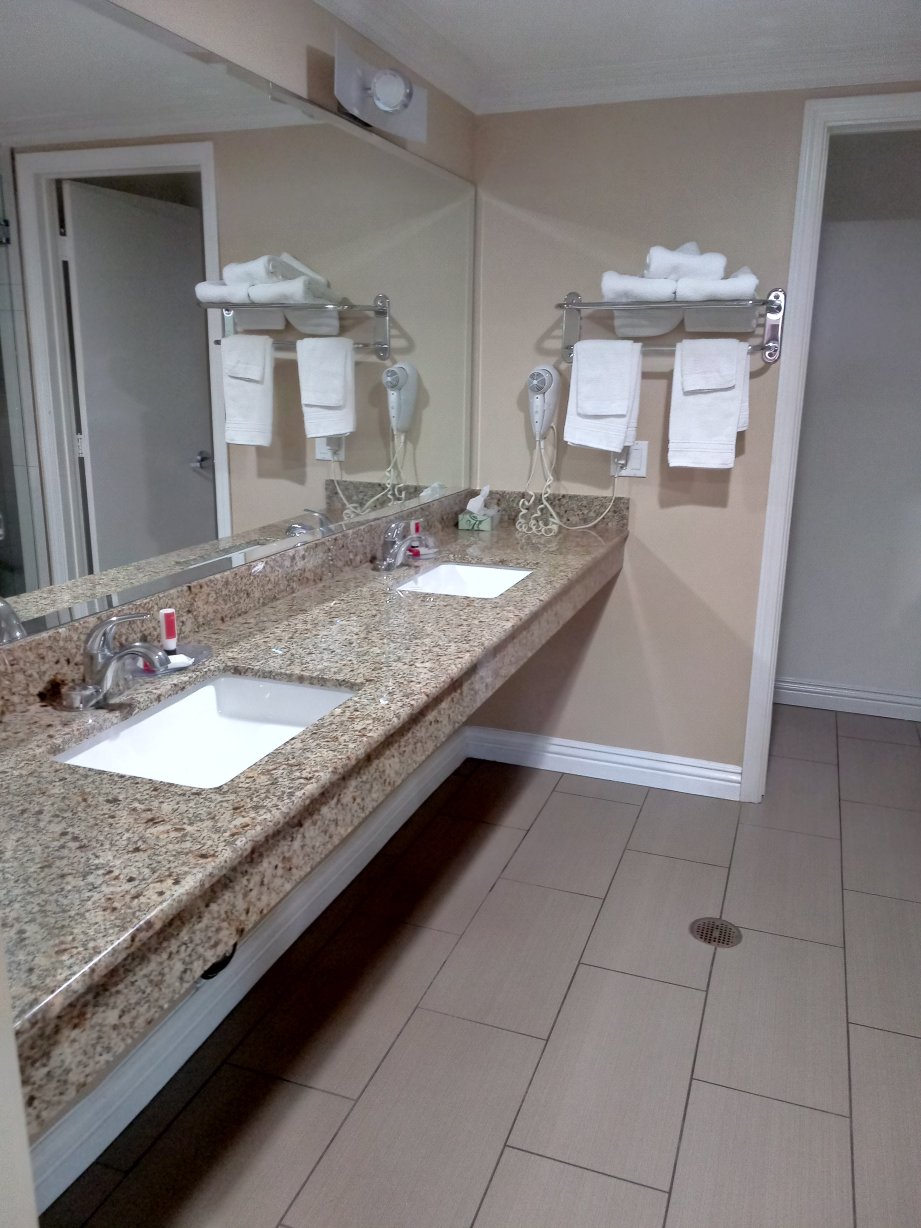 洛杉矶地区贝尔温德姆Travelodge套房酒店-浴室