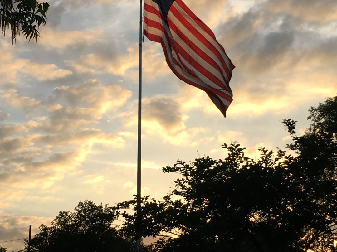 Veterans Plaza and Vietnam Wall Replica景点图片