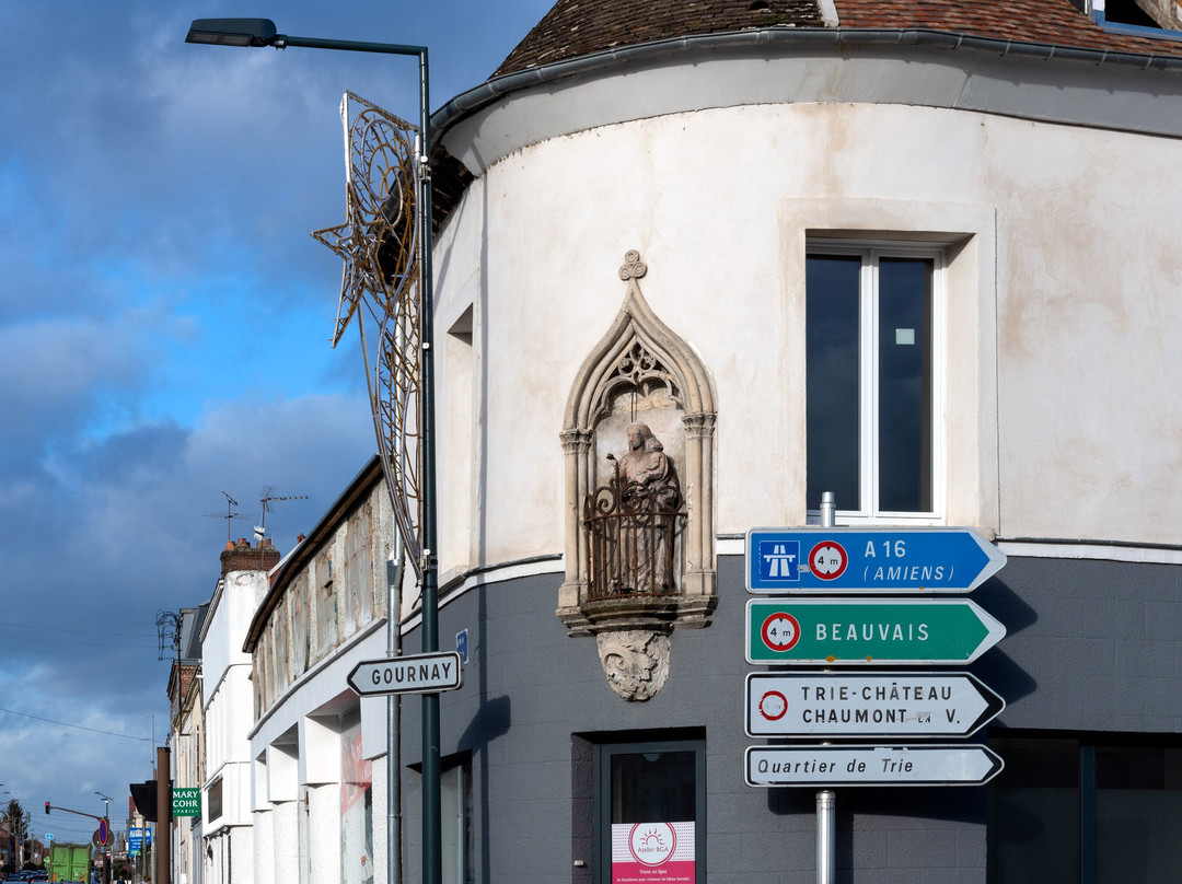 Statue Religieuse À L'angle De Deux Rues
